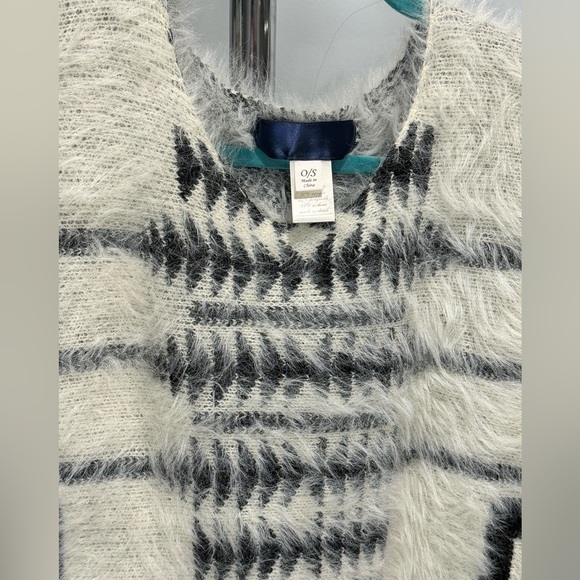 Black and White Poncho - Picture 4 of 5